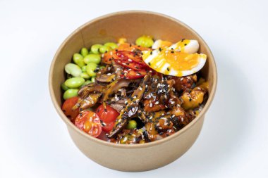 Çiğ somon, pirinç, ananas ve sebzeli dürtme kasesi.