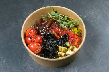 Mantar, pirinç, agg ve sebze dolu bir kase.