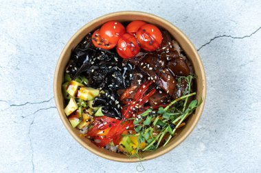 Geleneksel Hawaii Sebzeli Poke