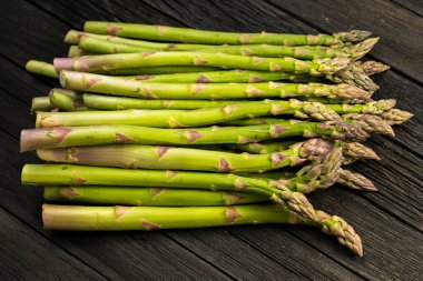 Tahta masada bir demet taze kuşkonmaz.