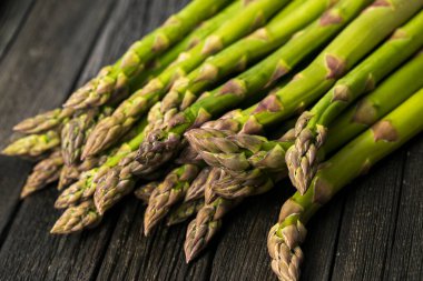 Tahta masada bir demet taze kuşkonmaz.