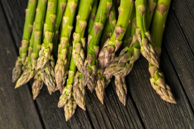 Tahta masada bir demet taze kuşkonmaz.