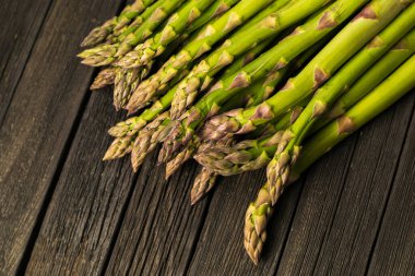 Tahta masada bir demet taze kuşkonmaz.