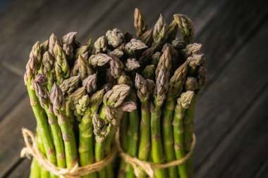 Tahta masada bir demet taze kuşkonmaz.