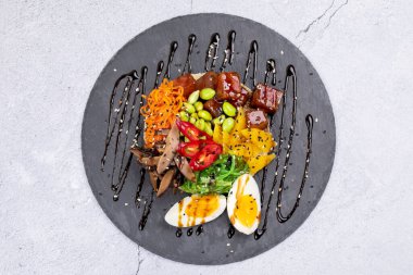 Mantar, pirinç, agg ve sebze dolu bir kase.