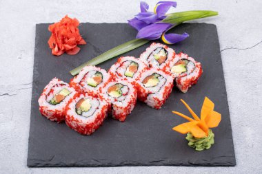 Karidesli suşi, avokado, krem peynir ve susamlı. Suşi menüsü. Japon yemeği..