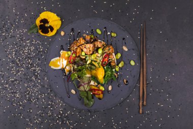 Beyaz masada tavuk ve sebze dolu bir kase..