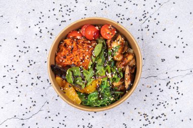 Beyaz masada tavuk ve sebze dolu bir kase..