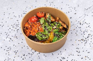 Beyaz masada tavuk ve sebze dolu bir kase..