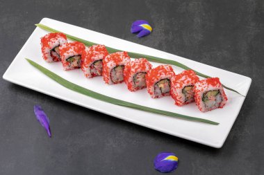 Bambu suşi dükkanında rulo suşi yapıyorum.