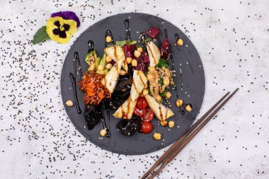 Vejetaryen tofu kaseleri, deniz yosunu, karpuz turpu, salatalık, fasulye ve pirinç eriştesi..