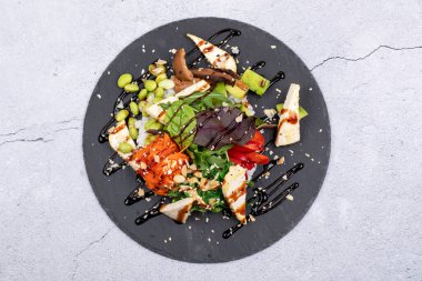 Vejetaryen tofu kaseleri, deniz yosunu, karpuz turpu, salatalık, fasulye ve pirinç eriştesi..