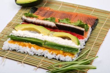 Bambu suşi dükkanında rulo suşi yapıyorum.
