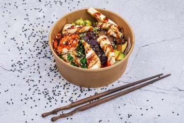 Vejetaryen tofu kaseleri, deniz yosunu, karpuz turpu, salatalık, fasulye ve pirinç eriştesi..