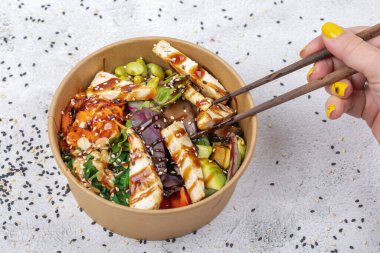 Vejetaryen tofu kaseleri, deniz yosunu, karpuz turpu, salatalık, fasulye ve pirinç eriştesi..