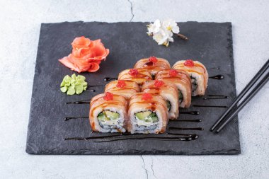 Japon suşi yemeği. Maki ve rulo ton balığı, somon, karides, yengeç ve avokado..