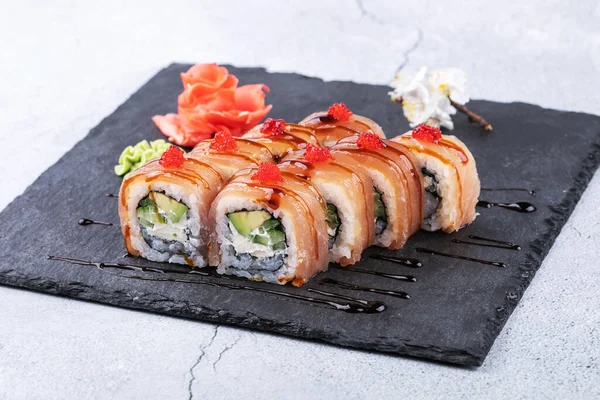Japansk sushimat. Maki and rolls med tonfisk, lax, räkor, krabba och avokado. — Stockfoto