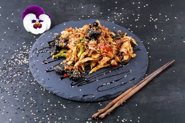Japon yemeği: Tavuk ve sebzeli soba eriştesi