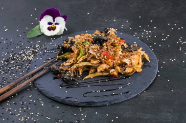 Japon yemeği: Tavuk ve sebzeli soba eriştesi