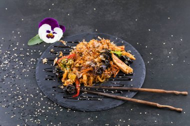 Japon yemeği: Tavuk ve sebzeli soba eriştesi