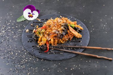 Japon yemeği: Tavuk ve sebzeli soba eriştesi
