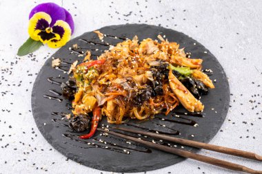 Japon yemeği: Tavuk ve sebzeli soba eriştesi