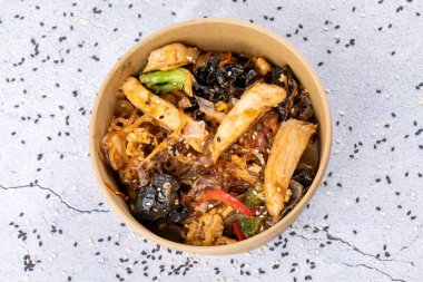 Japon yemeği: Tavuk ve sebzeli soba eriştesi