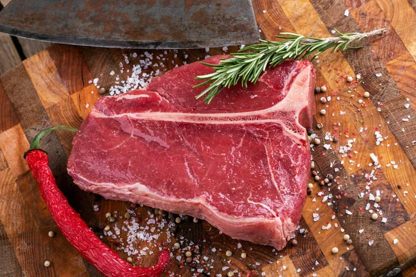 Steak Tibon medium panggang di papan kayu dengan saus dan garam. — Stok Foto