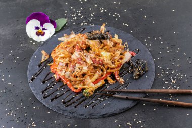 Japon yemeği: Tavuk ve sebzeli soba eriştesi