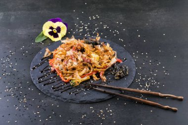 Japon yemeği: Tavuk ve sebzeli soba eriştesi