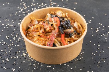 Japon yemeği: Tavuk ve sebzeli soba eriştesi