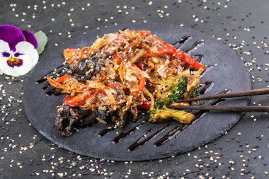 Japon yemeği: Tavuk ve sebzeli soba eriştesi