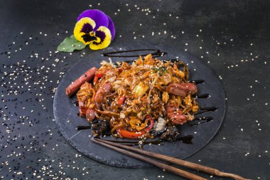 Japon yemeği: Tavuk ve sebzeli soba eriştesi