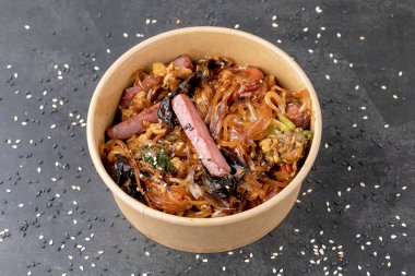 Tavada tavukla erişteyi kızart.