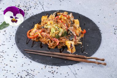 Japon yemeği: Tavuk ve sebzeli soba eriştesi