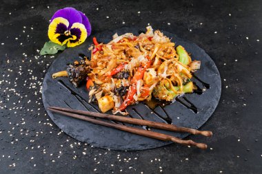 Japon yemeği: Tavuk ve sebzeli soba eriştesi