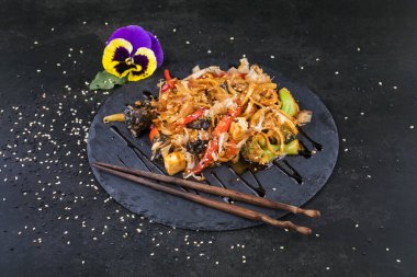 Japon yemeği: Tavuk ve sebzeli soba eriştesi