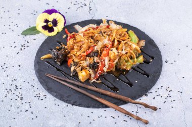 Japon yemeği: Tavuk ve sebzeli soba eriştesi