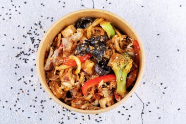 Japon yemeği: Tavuk ve sebzeli soba eriştesi