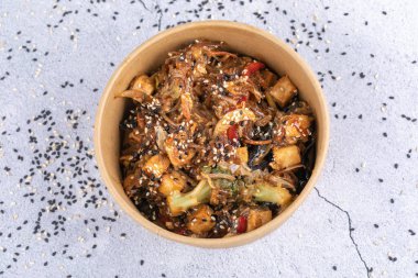 Japon yemeği: Tavuk ve sebzeli soba eriştesi