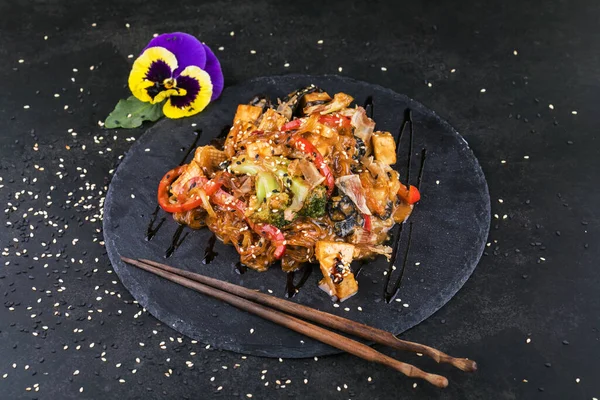 Japon yemeği: Tavuk ve sebzeli soba eriştesi
