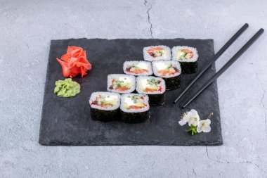 Karidesli suşi, avokado, krem peynir ve susamlı. Suşi menüsü. Japon yemeği..