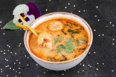 Tom Yum çorbası, Tayland usulü baharatlı karides çorbası.