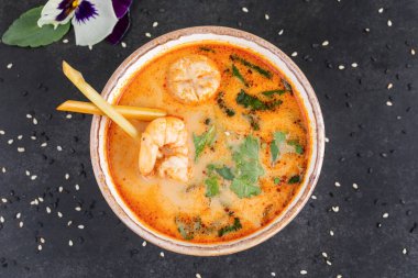 Tom Yum çorbası, Tayland usulü baharatlı karides çorbası.