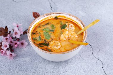 Tom Yum çorbası, Tayland usulü baharatlı karides çorbası.