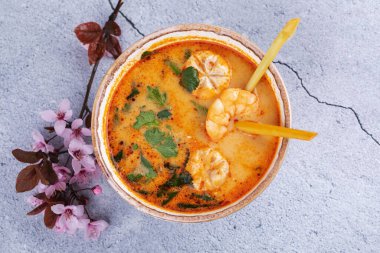 Tom Yum çorbası, Tayland usulü baharatlı karides çorbası.