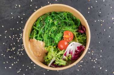 Japon mutfağı - chuka yosun salatası. soslu fındık ve susam ile servis