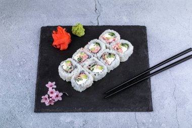 Karidesli suşi, avokado, krem peynir ve susamlı. Suşi menüsü. Japon yemeği..