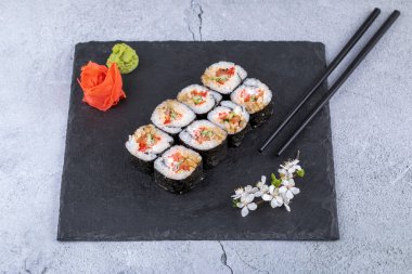 Karidesli suşi, avokado, krem peynir ve susamlı. Suşi menüsü. Japon yemeği..