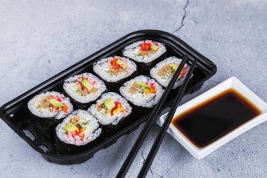 Karidesli suşi, avokado, krem peynir ve susamlı. Suşi menüsü. Japon yemeği..